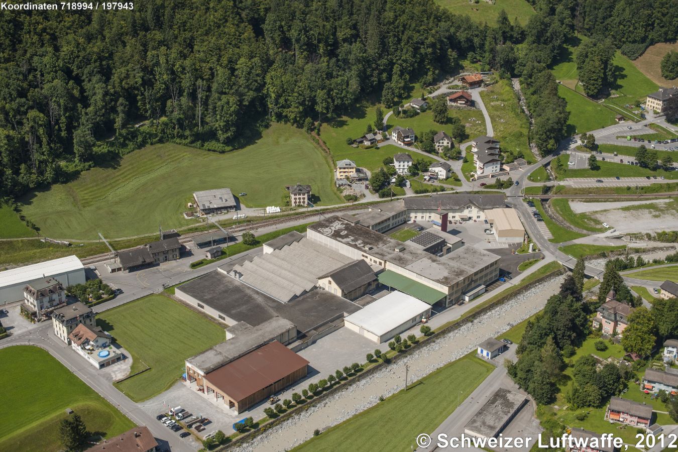 Gemeinde Glarus-Süd: Industriegebäude Linthal (Position: 2'718'847.66, 1'198'418.90) in 'Unter Ennetlinth'. Siedlung am Waldrand: 'Schöpfgruben'